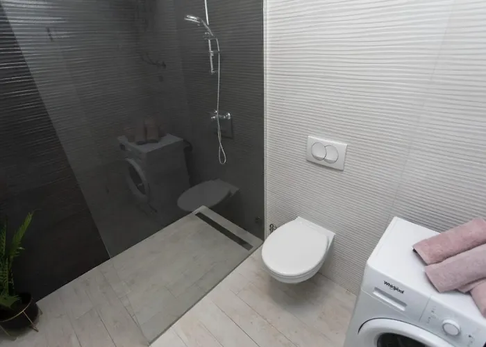 Apartment Bloom Split