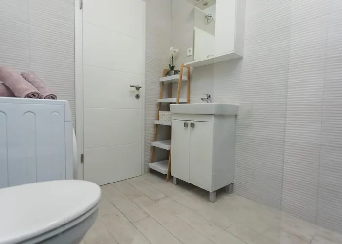 Bloom Apartment Split