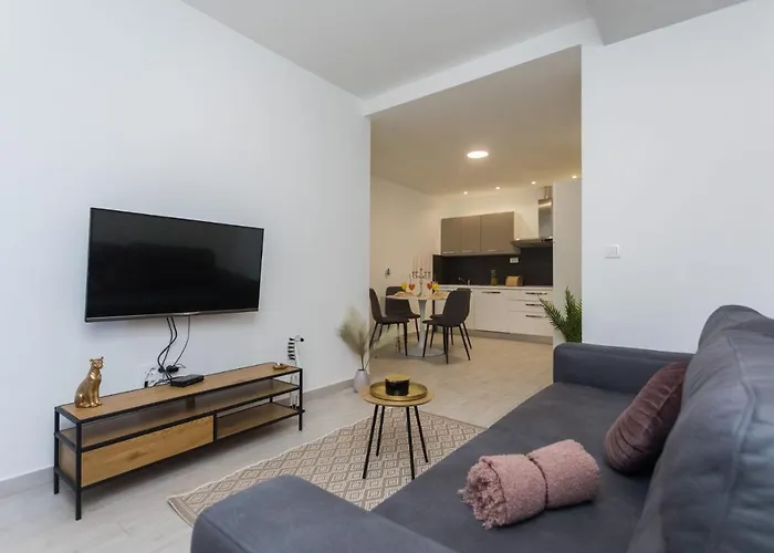 Bloom Apartment Split