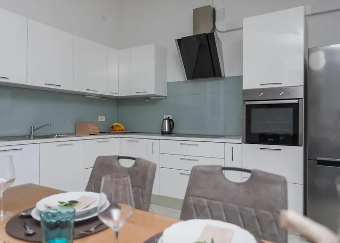 Apartment Bloom Split